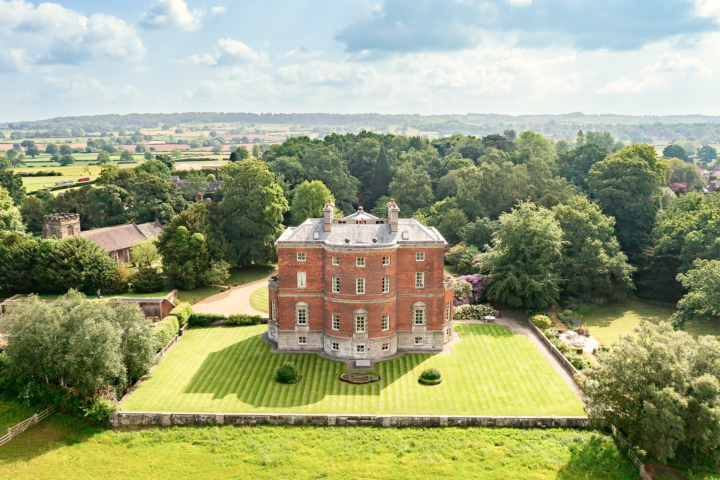 Owner opens doors to historic home to raise money for charity